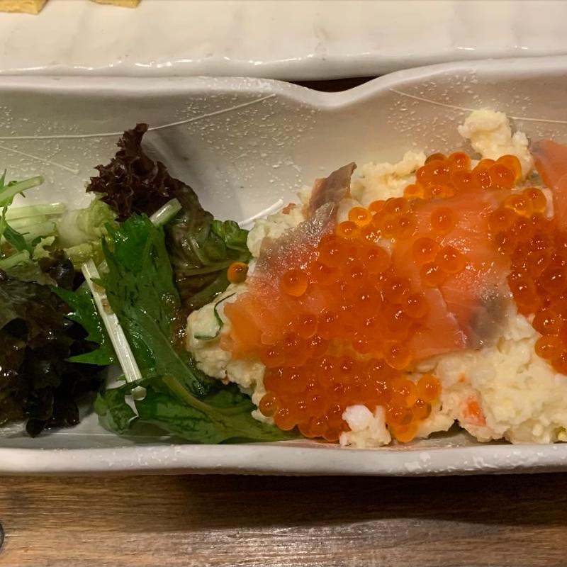 サーモンといくらのポテトサラダ(鮮魚と釜飯のお店 魚義)