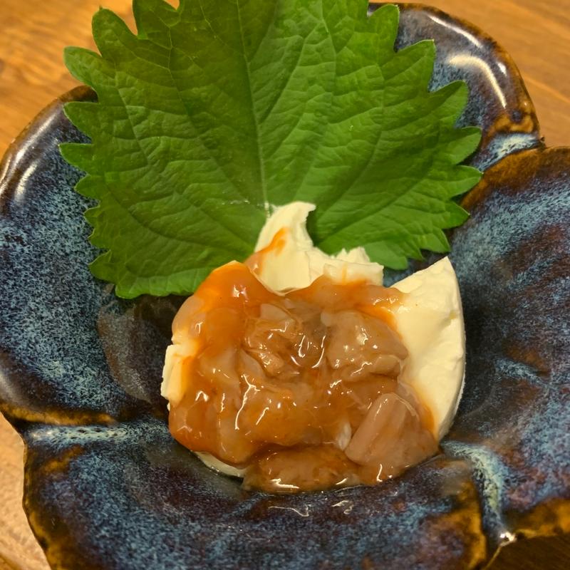 マグロ酒盗のクリームチーズ(鮮魚と釜飯のお店 魚義)