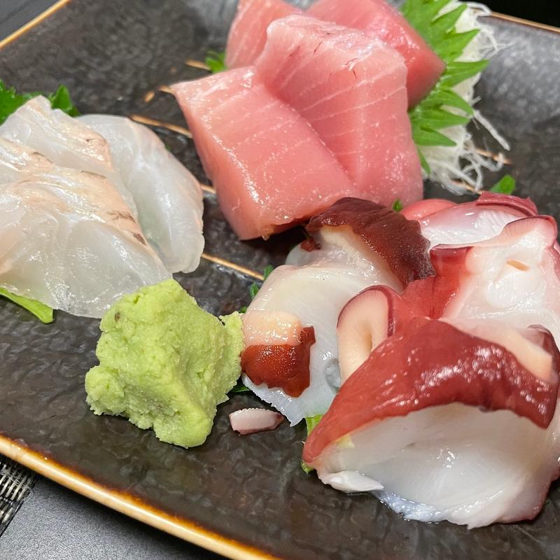 刺身盛り合わせ(酒・肴 おまた)