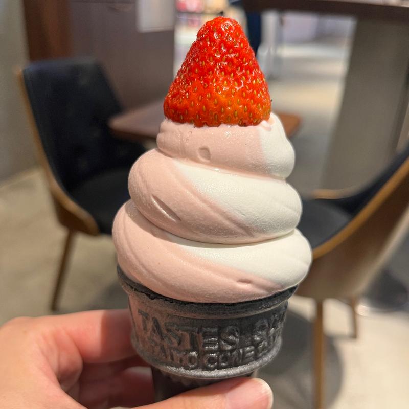 いちごのミックスソフトいちごあり(MIYASHITA CAFE +softcream)