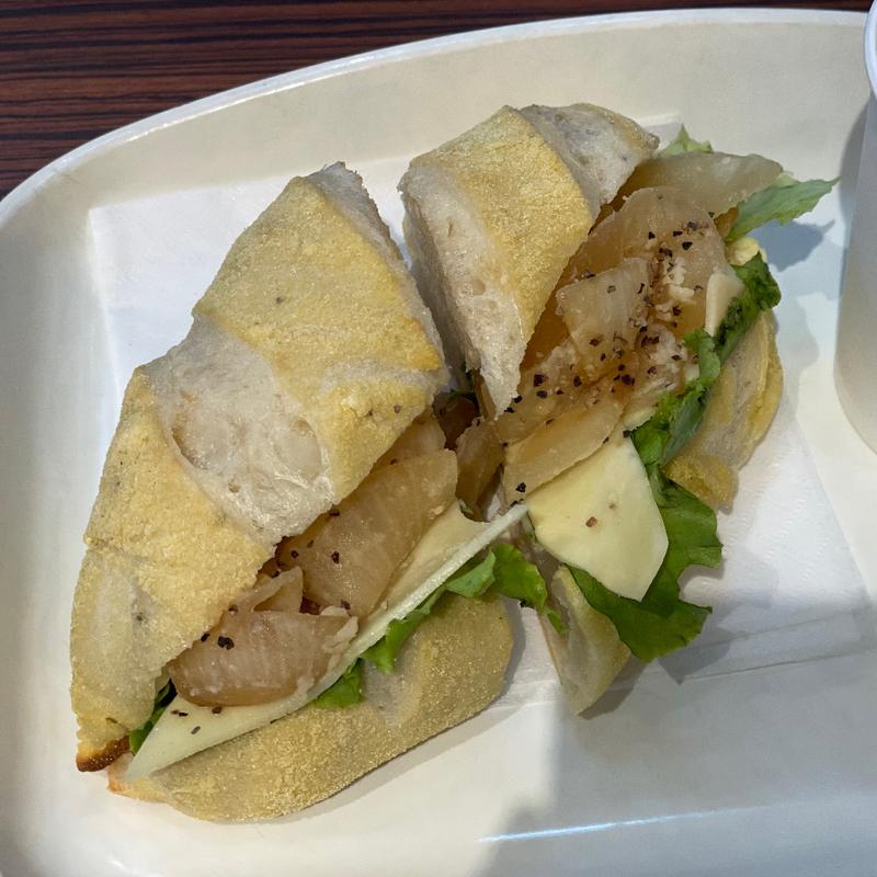 新玉ねぎソテーとゴーダチーズのサンド(メゾンカイザー ボーノ相模大野店)