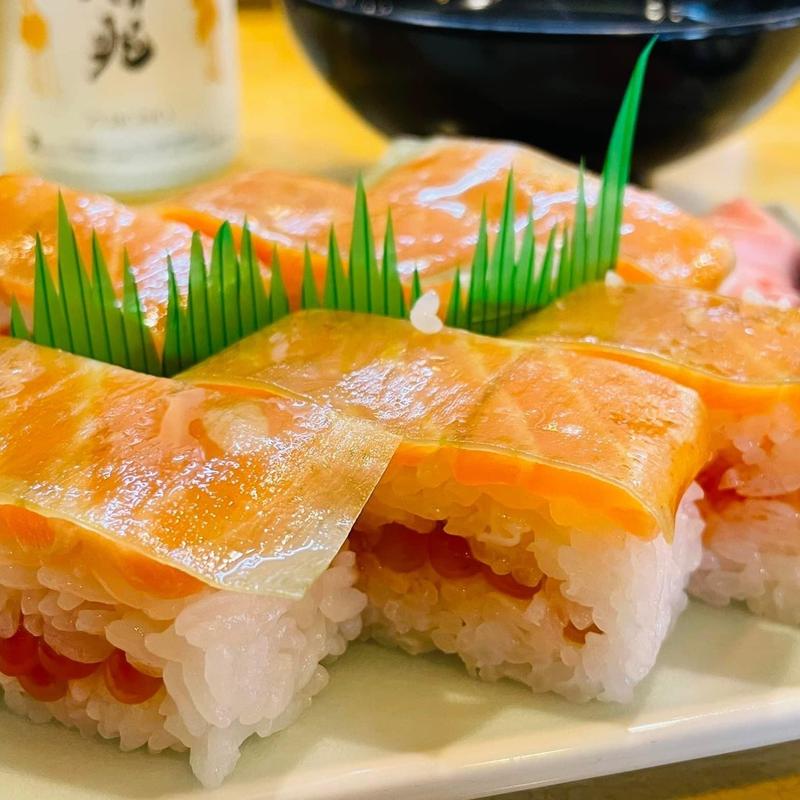 いくら入りサーモン箱寿司(小磯すし )