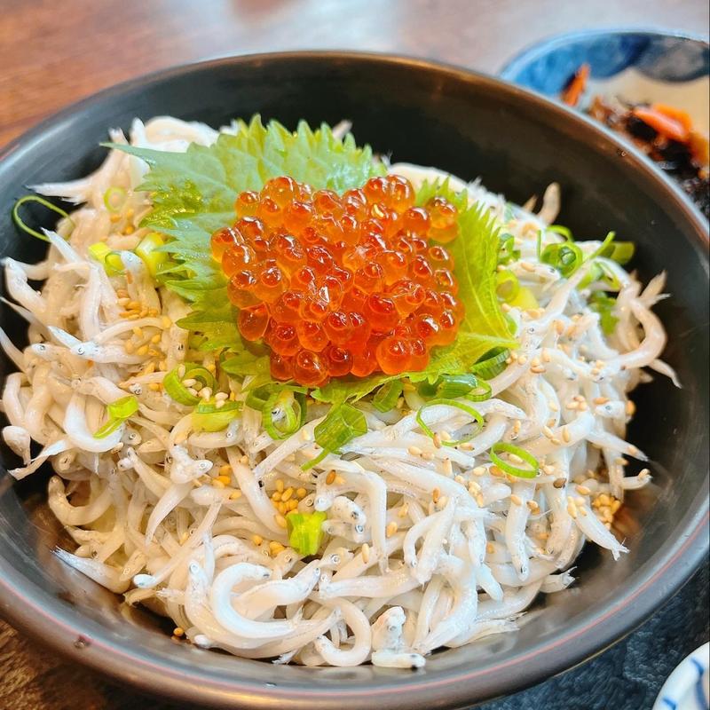 いくらしらす丼(榊屋)