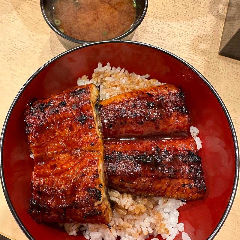 うな丼ダブル¥1100 赤だし¥110(名代 宇奈とと神戸元町店)