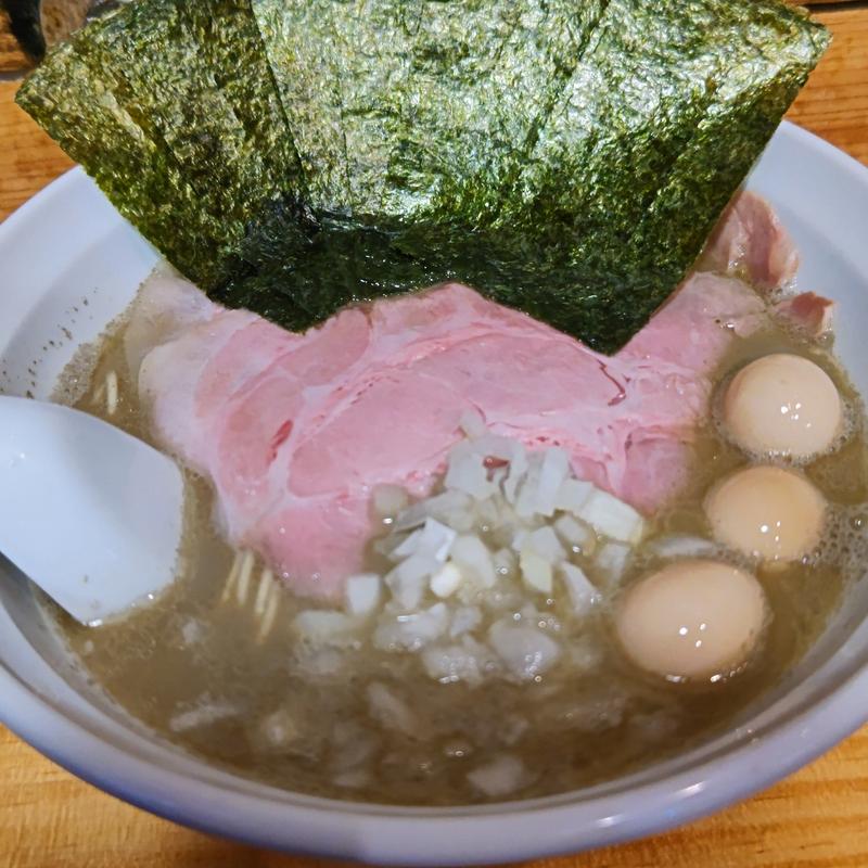 煮干しラーメン(うずら・海苔トッピング)(煮干らーめん紫乱)