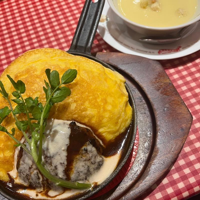 スフレデミハンバーグライス、コーンスープ付き(ラケル グランエミオ所沢店)