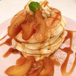 焼きりんごと自家製キャラメルのパンケーキ(4枚)(belle-ville pancake cafe 横浜ワールドポーターズ店)