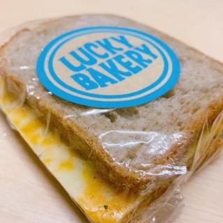 ライ麦サンドハバティチーズ(LUCKY BAKERY)
