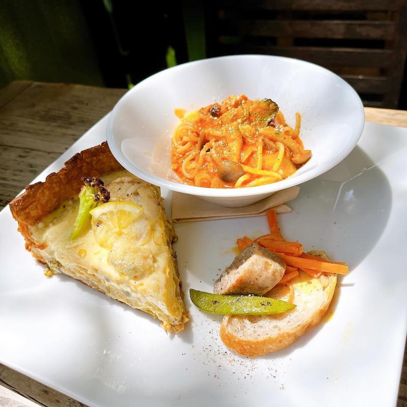 キッシュアンドハーフパスタプレート( TOLO COFFE&BAKERY(トロ コーヒーアンドベーカリー))
