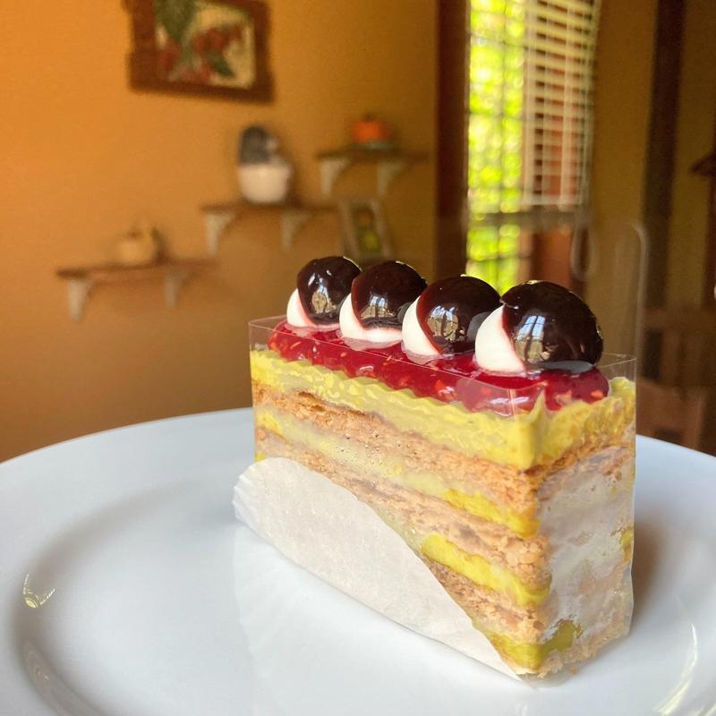 ピスタチオとアマレナチェリーのミルフィーユ(オークウッド)