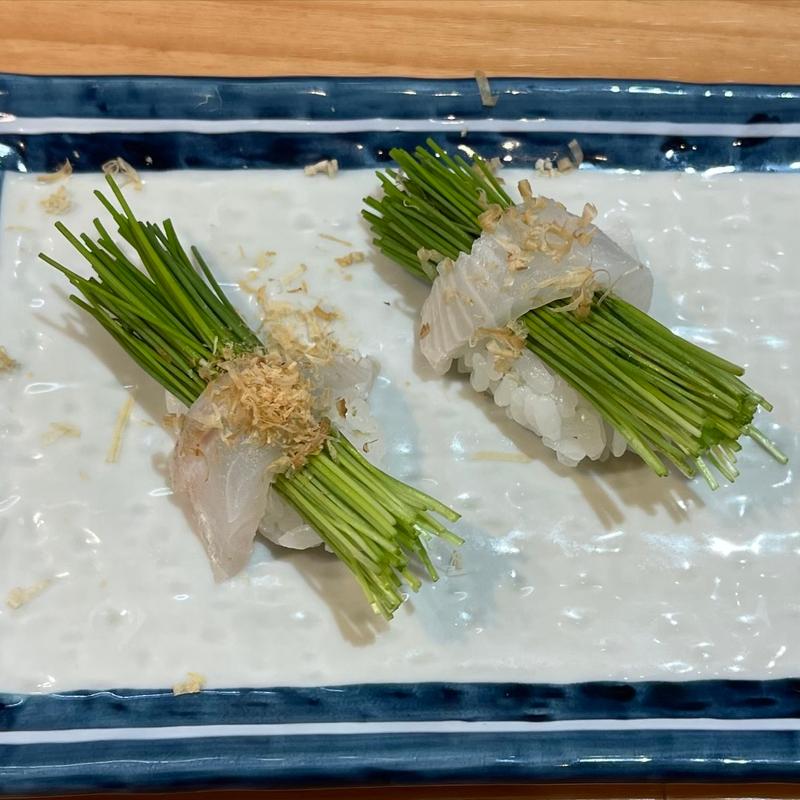 芽ネギ白身巻き(酒のあて鮨謹賀福島店)