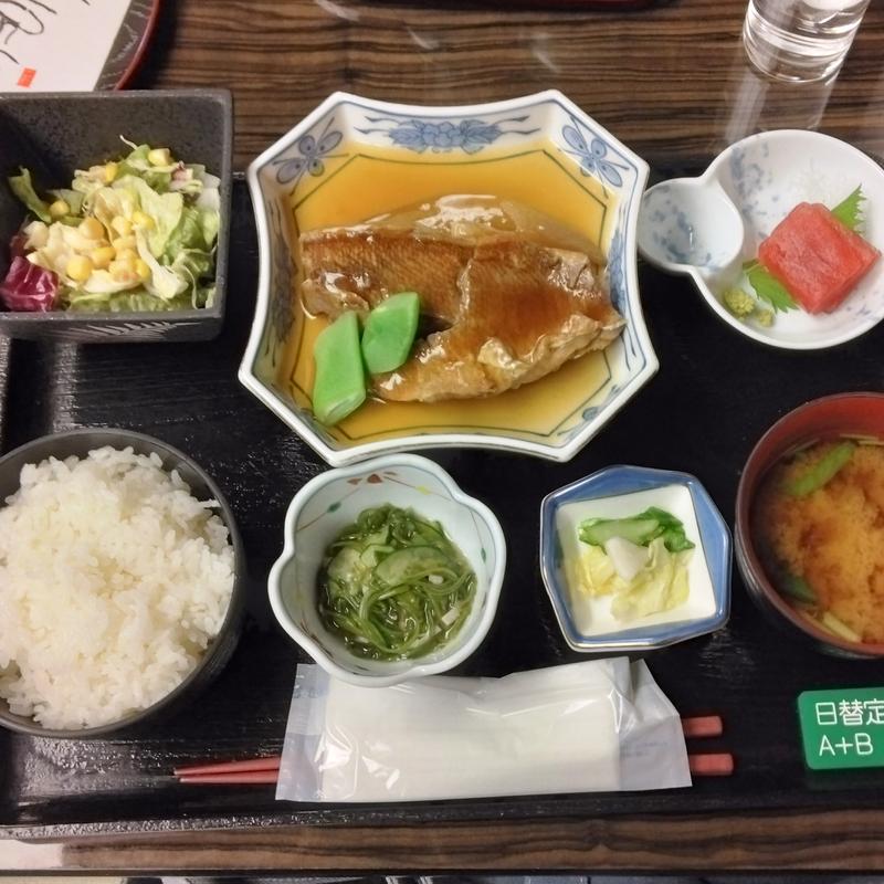 日替わり定食A＋B（サラダ＋刺身付き）(磯料理　喜良久亭 （きらくてい）)