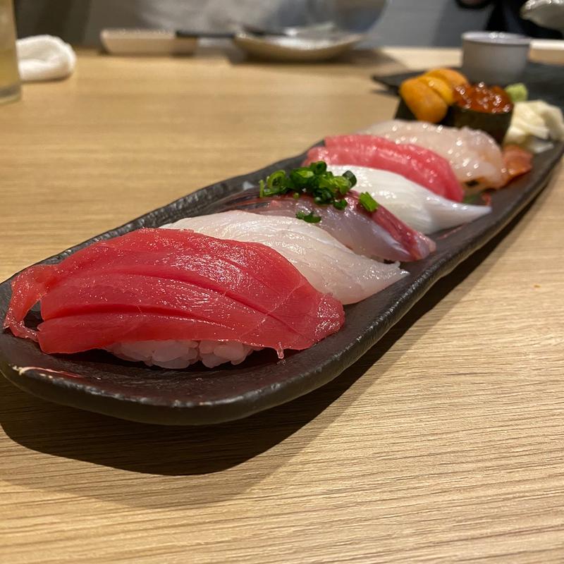 すし盛り合わせ(まぐろ、しまあじ、あじ、いか、中とろ、赤海老、いくら、うに)(すし酒場したまちや本店)