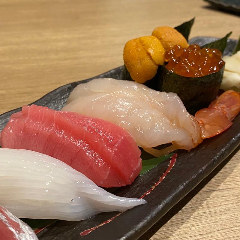 すし盛り合わせ(まぐろ、しまあじ、あじ、いか、中とろ、赤海老、いくら、うに)(すし酒場したまちや本店)