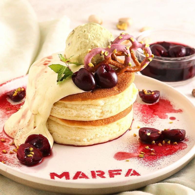 チェリーとピスタチオのパンケーキ(MARFA CAFÉ)