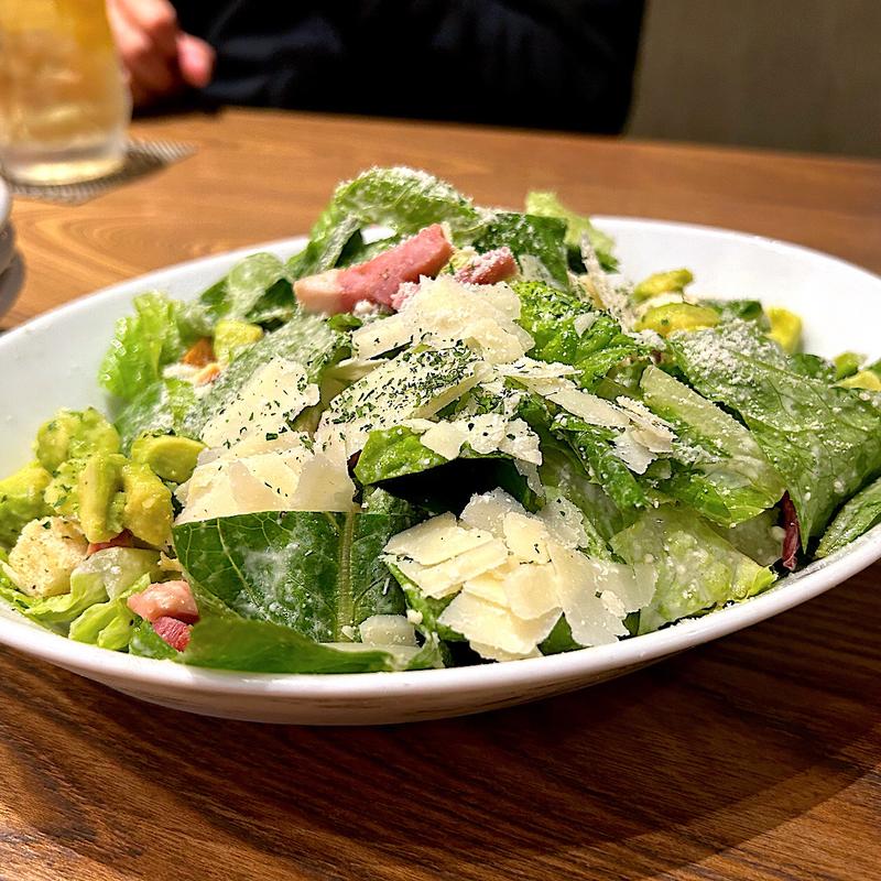 ベーコンとアボカドのクラシックシーザーサラダ(レギュラーサイズ)(fummy's grill NAGOYA フミーズグリル名古屋)