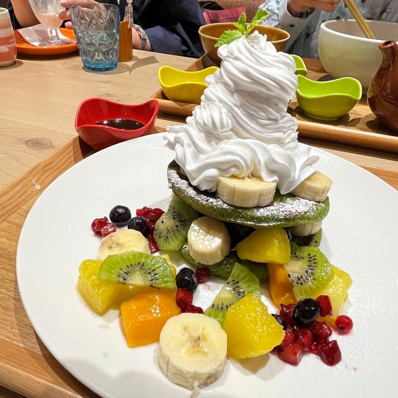 抹茶パンケーキのフルーツサンドホイップタワー(chawan アトレ大井町店)