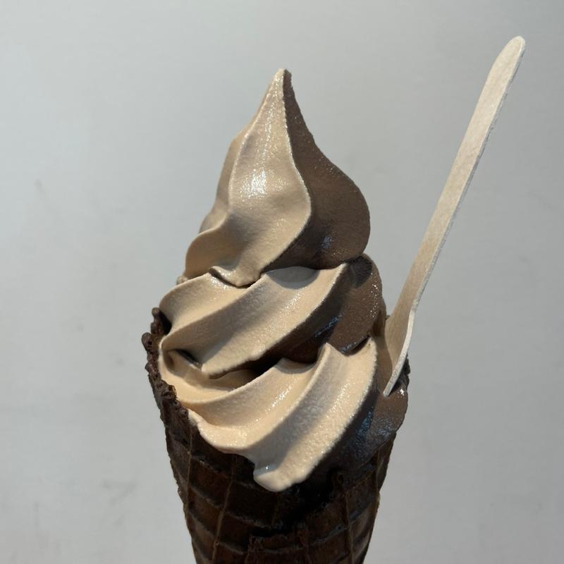 カカオソフトクリーム(ガーナ70、ベトナム38)(マジドゥショコラ （MAGIE DU CHOCOLAT）)