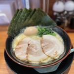 MAXラーメン(横浜家系ラーメン 壱角家 赤羽店)