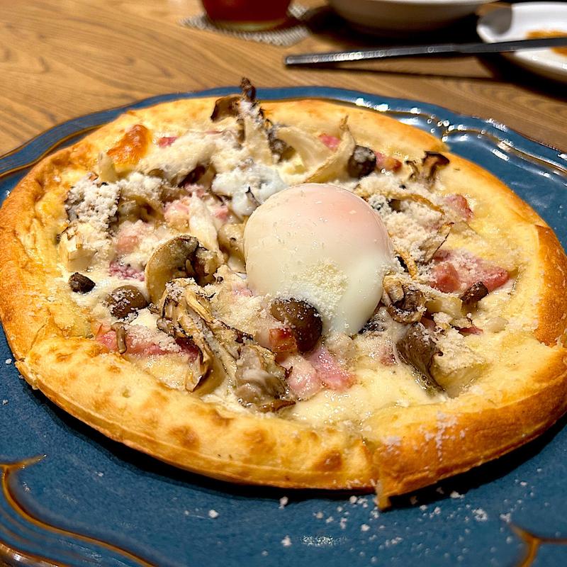 たっぷりベーコンと4種キノコのピザ(fummy's grill NAGOYA フミーズグリル名古屋)