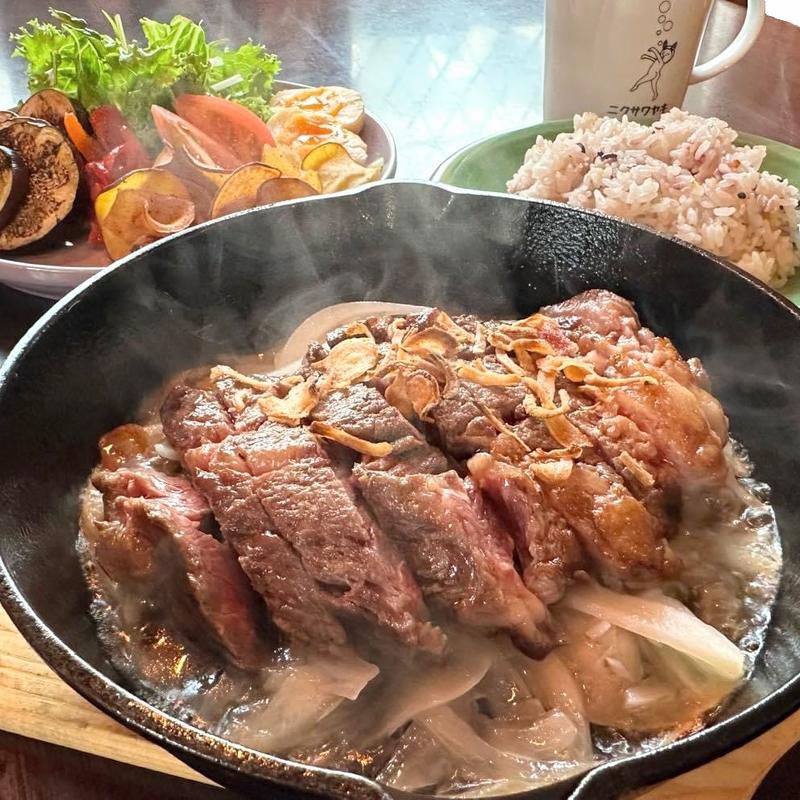 ニクサワ鉄板ステーキ(ニクサワヤキ)