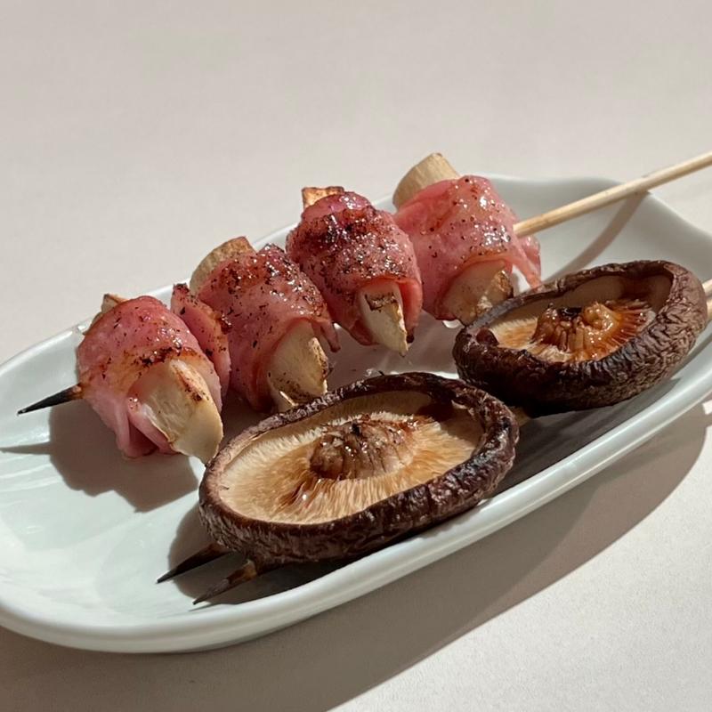 しいたけとエリンギベーコン(炭火焼鳥パパロク)