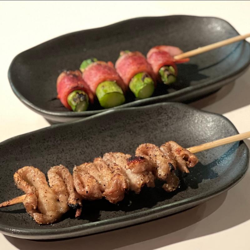 かわとアスパラベーコン(炭火焼鳥パパロク)