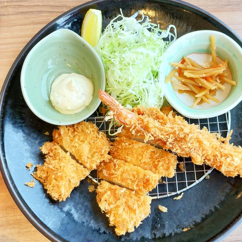 ヒレとチキンと海老フライととろろ(ご飯ととろろ とろ麦 マリノアシティ福岡店)