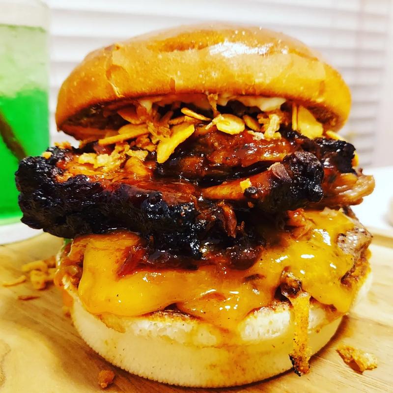 国産豚スペアリブのガーリックチーズバーガー(イーワイズ （【旧店名】ハンバーガーランド）)