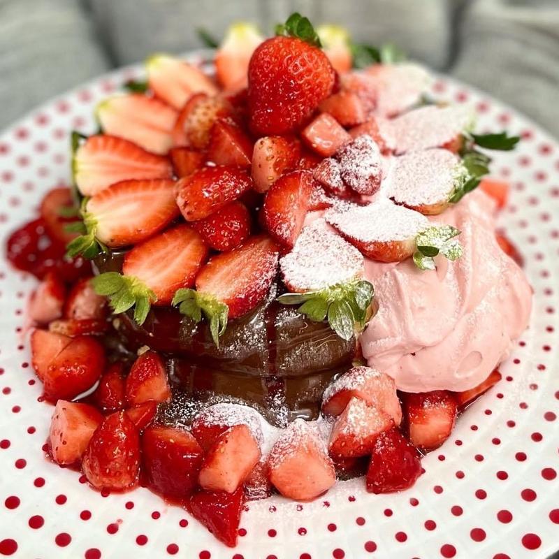 いちご山盛りパンケーキ(チョコがけ)(よろず茶屋444)