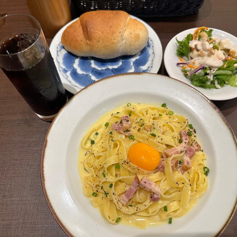 厚切りベーコンのカルボナーラセット(サラダ、バジルパン、アイスコーヒー)(鎌倉パスタ アリオ橋本店)
