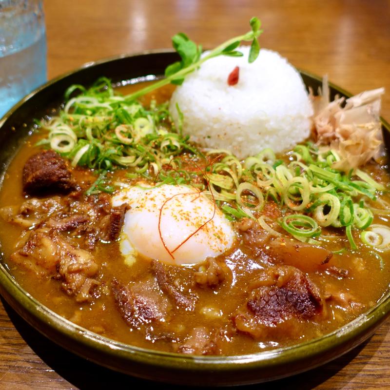 とろっとろ厳選牛すじのトロスジ温玉ねぎカレー(ジパングカリーカフェ 和風カレー ヒゲ ボウズ)