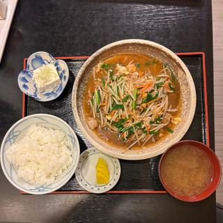 肉ニラ玉定食(三松会館)