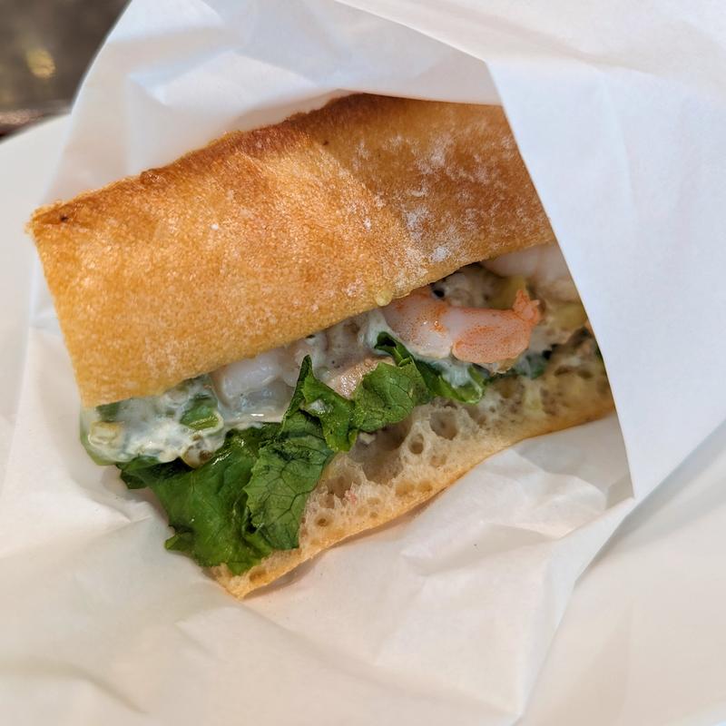 海老とアボカドのタルタルサンド(espressamente illy 赤坂Bizタワー店)