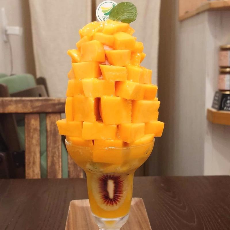 宮崎県産5Lメガサイズ 宮崎マンゴーパフェ(フルーツすぎ 大塚本店)