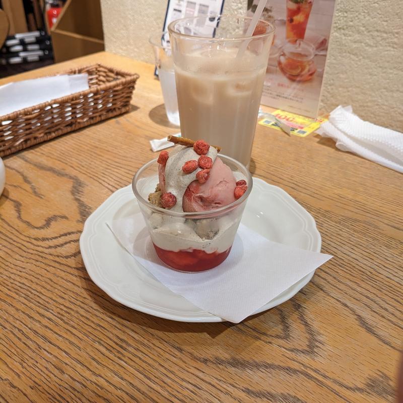 苺と紅茶のパフェ(アフタヌーンティー・ティールーム ルミネ有楽町)