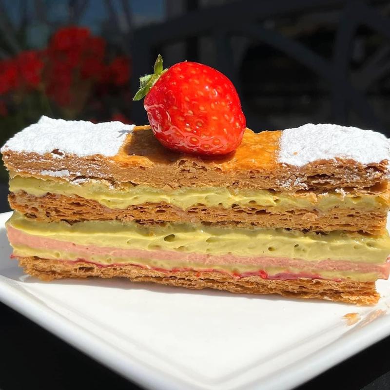 ピスタチオ&苺のミルフォイユ(ラ・ヴィエイユ・フランス 千歳烏山本店)