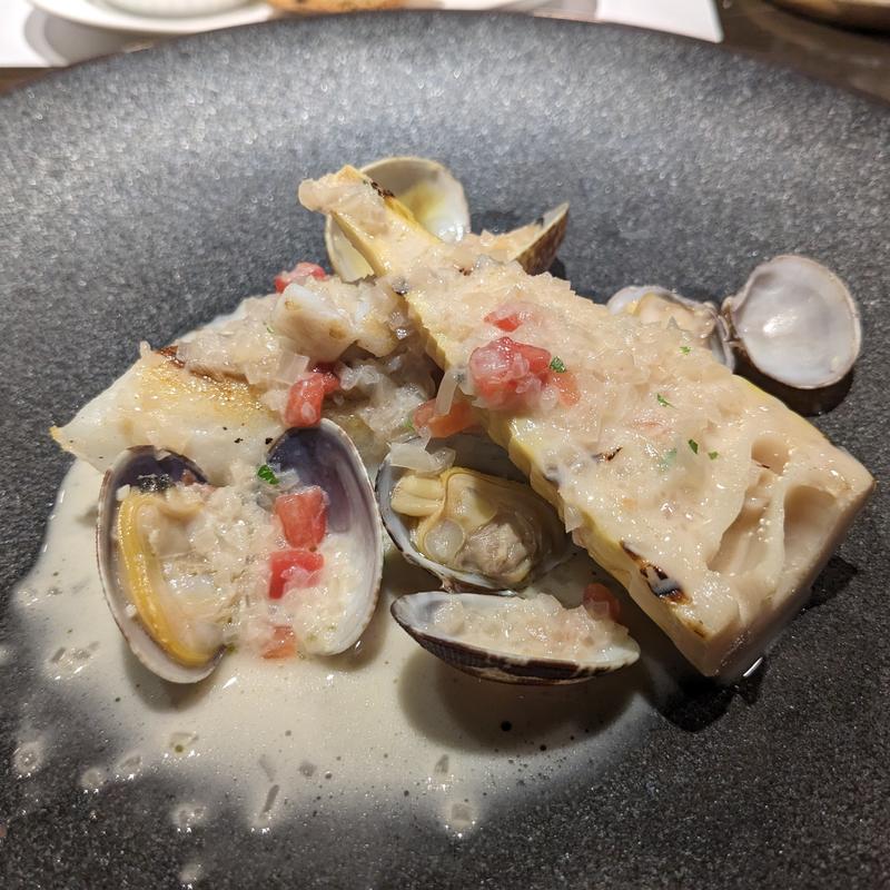 瀬戸内産ヒラメのセモリナ粉焼き　アサリと日本酒・ブールブランソース(Domenica D'oro ドメニカ・ドーロ)