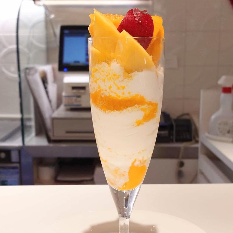 宮崎マンゴーとメキシコマンゴーとタイマンゴーのパフェ(新宿高野本店 タカノフルーツパーラー)