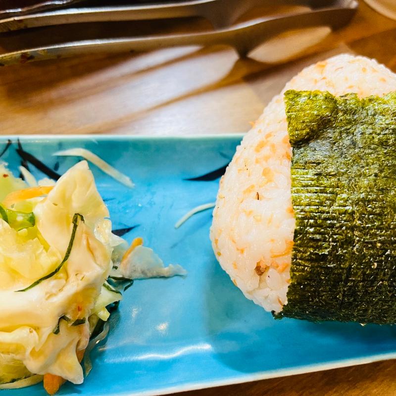 番長のおにぎり　シャケ(大衆ホルモン酒場YO-HEY)