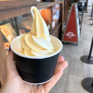 北海道生ミルク＆マンゴーラッシーソフトクリーム(咖喱屋ボングー NEWoMan新宿店)