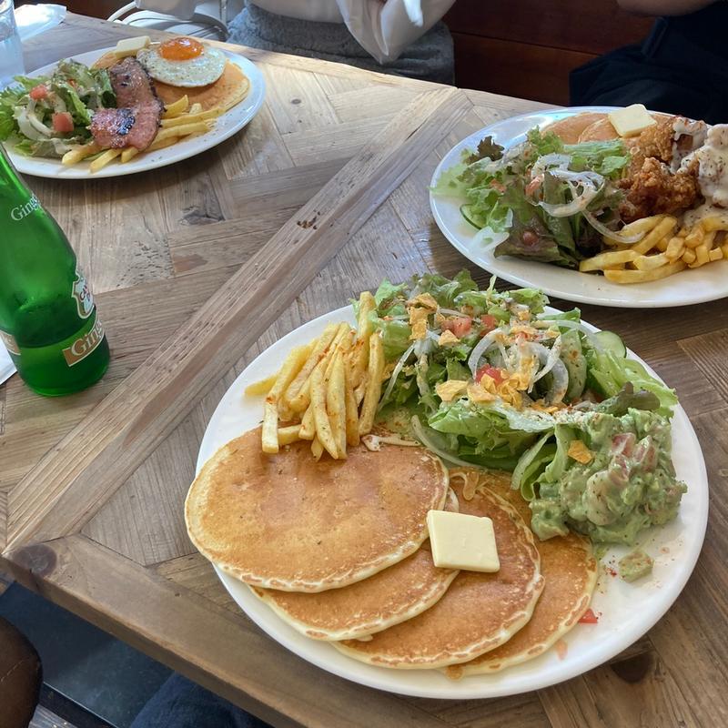 エビとアボカドのタルタルサラダパンケーキ(Cafe Matilda)