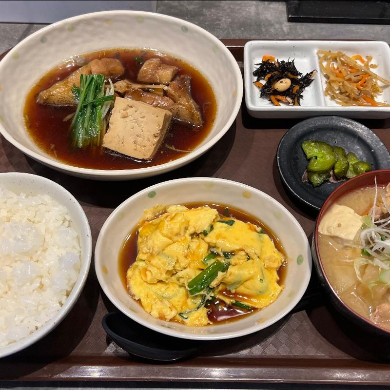 カレイの煮付けとニラ玉定食(酒と飯　たまる食堂)