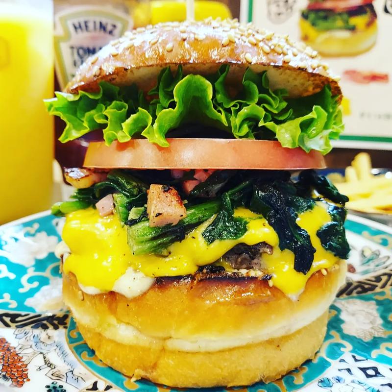 ほうれん草とベーコンのチーズバーガー(ハンバーガーのオクノ)