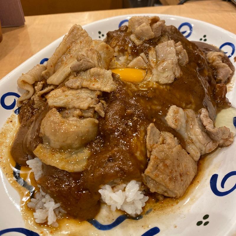 スタミナカレー生玉子入り中盛辛さ10倍(スタミナカレーの店 バーグ 吉野町店)