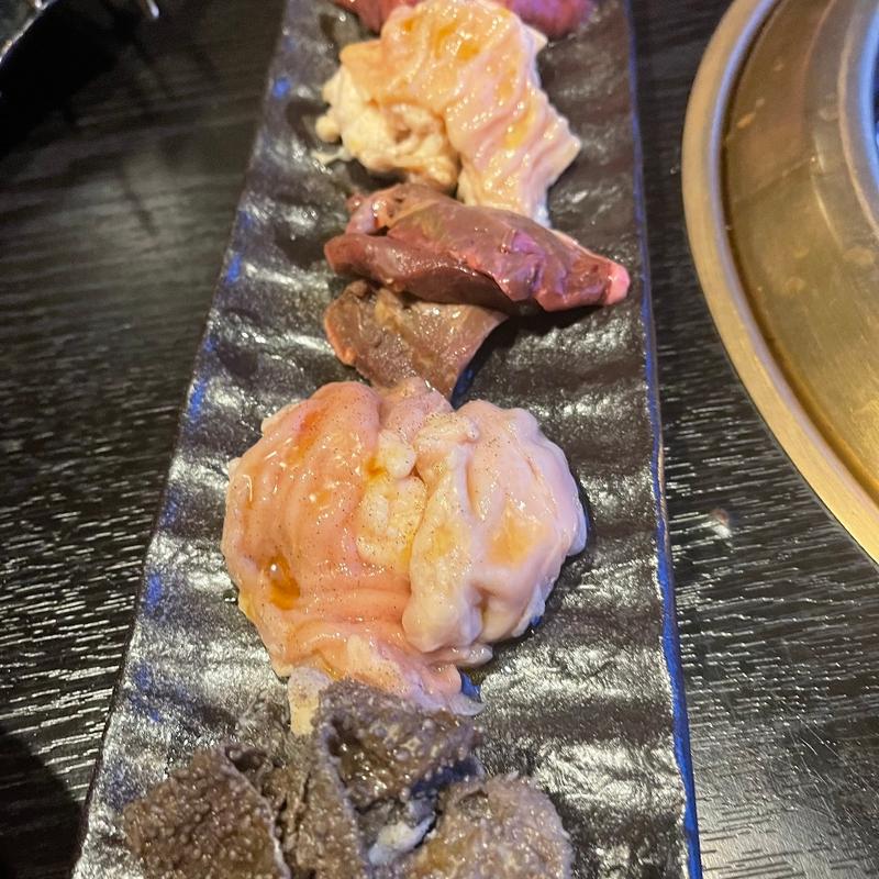 ホルモン五種盛(炭火焼肉 まる福)