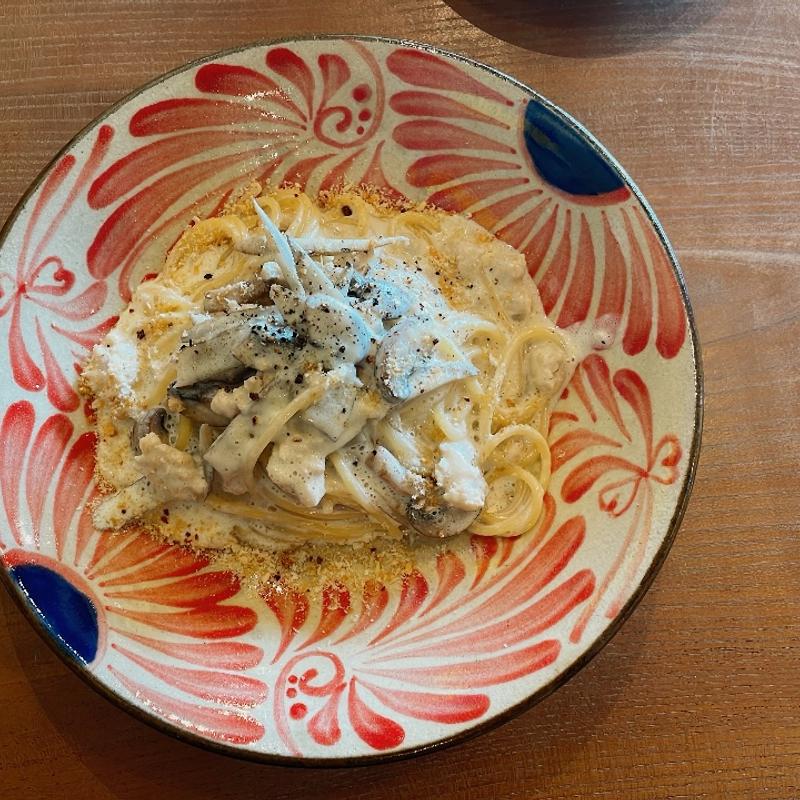 十勝マッシュルームと博多新ごぼうと岡山県鶏ミンチクリームパスタ(curation)