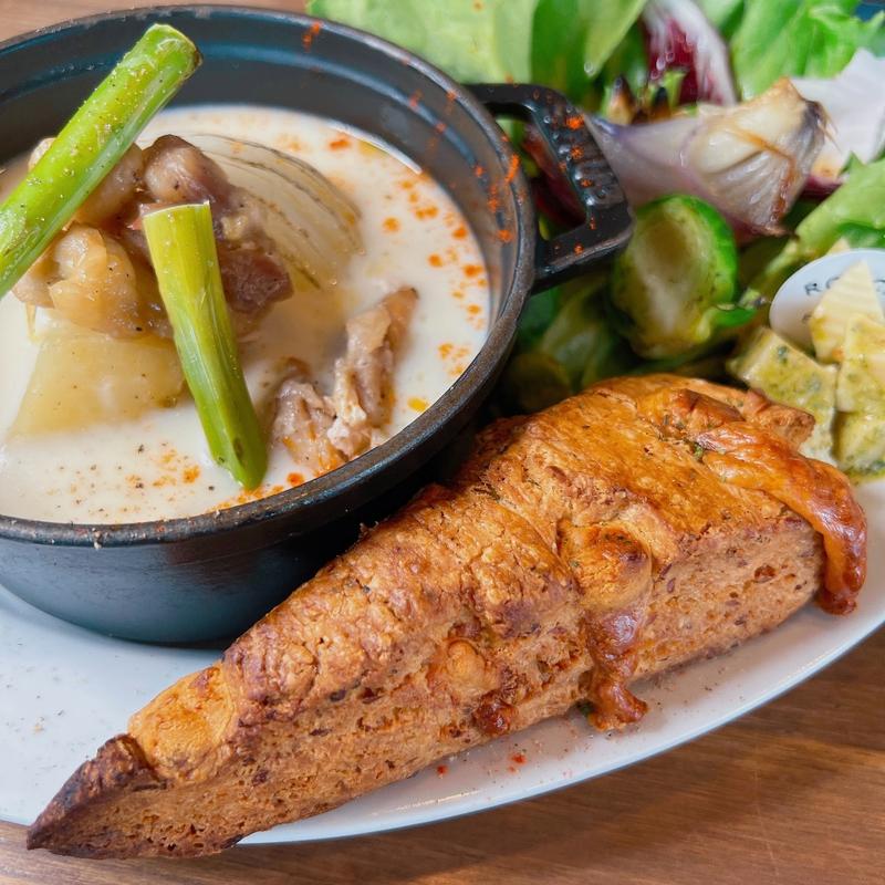 チキンとじゃがいものポタージュとデリプレート(ROCCA & FRIENDS)