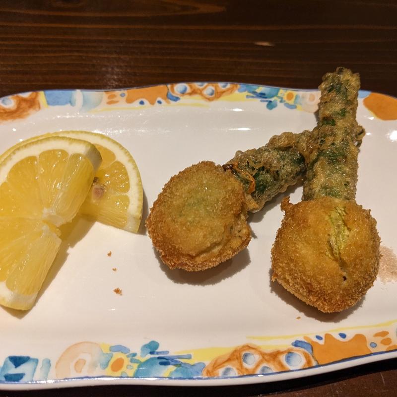 モッツァレラチーズを詰めた花ズッキーニのフリット(クオーレドーロ)