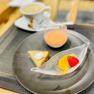 ミルクプリン・紅茶のシフォン・フルーツ(カフェ・レストラン＆バー 舷GEN)